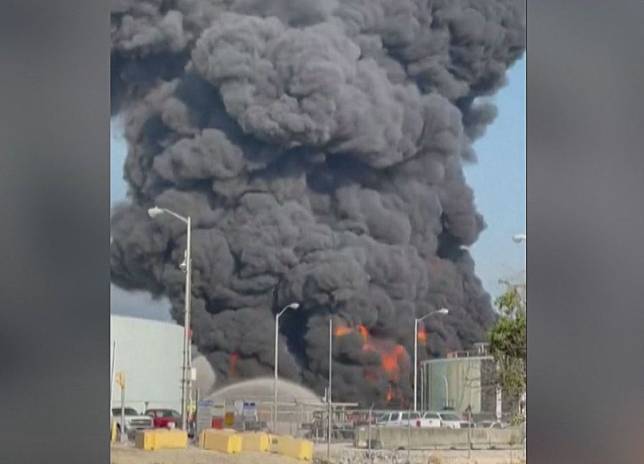 美國路易斯安那州的一座煉油廠發生火警，當局一度發布強制撤離令。（路透社）