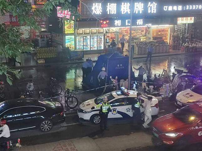 廣東省廣州市週二傳出一名老翁持刀和警方對峙，隨後老翁遭警方連開3槍擊斃。（翻攝自X李老師不是你老師）