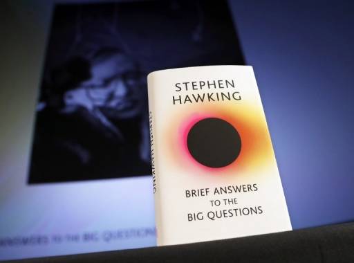 AFP / Adrian DENNIS หนังสือเล่มสุดท้ายของสตีเฟน ฮอว์คิงตอบคำถามแสนยากมากมายตั้งแต่การมีอยู่พระเจ้าไปจนถึงการเดินทางข้ามเวลา