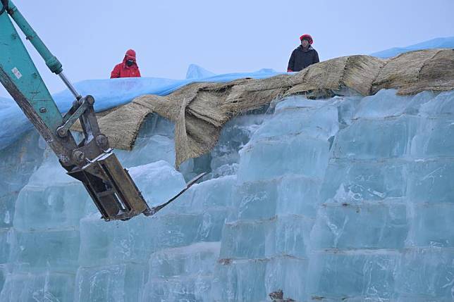 An engineering vehicle fetches ice blocks to be used in the construction of the 26th Harbin Ice-Snow World in Harbin, northeast China's Heilongjiang Province, Nov. 26, 2024. (Xinhua/Ding He)