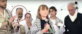  瑞典環保少女童貝里 ( 桑柏格 )（Greta Thunberg）去年乘蘇木德船隊前往加薩走廊中。後方畫圈處疑為涉哈瑪斯人員。 圖：擷取自以色列外交部的 X 