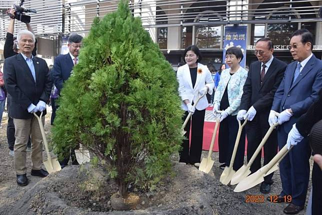 雲林縣長張麗善連任週年暨榮耀雲林典範獎頒獎。（記者陳正芬攝）