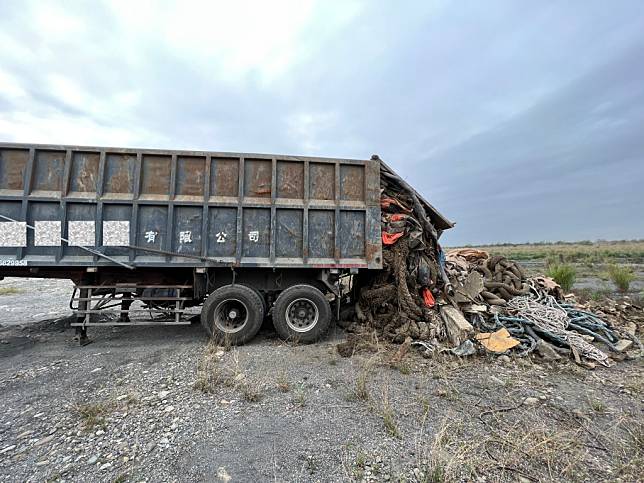 二水鄉濁水溪畔砂石車專用路遭棄置廢棄物，警方當場逮到正在傾倒的大卡車。（記者曾厚銘翻攝）