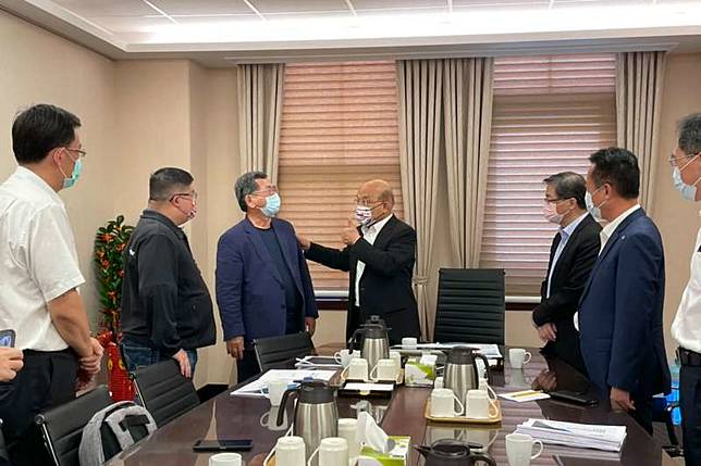 英系掌門人陳明文（左三）1日前往行政院拜會秘書長李孟諺，行政院長蘇貞昌（左四）還特別在會議結束前親自現身。（取自陳明文臉書）
