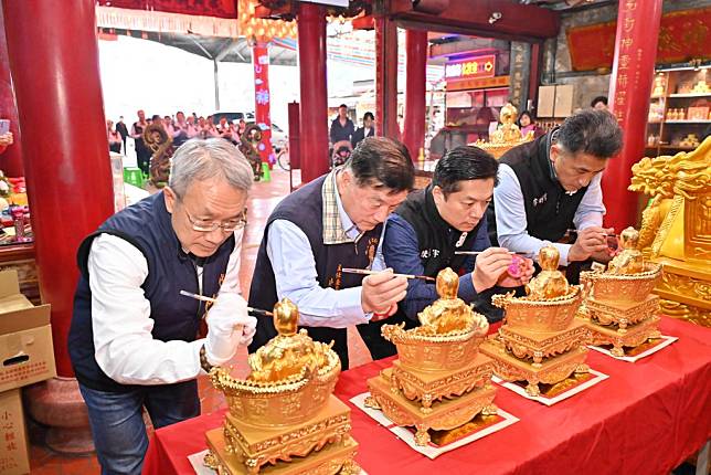 宜蘭南方澳南天宮新雕六尺二出巡金媽祖、二尺二新加坡分靈金媽祖及八尊一尺三金媽祖開光，共十尊神尊，廿五日舉行共同開光啟靈，場面難得一見。（宜蘭縣政府提供）