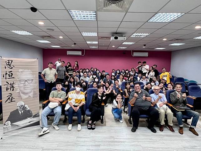 輔仁大學傳播學院新學期開設思恒講座系列課程，十月五日第一場由緯來體育台台長文大培（前排右三）主講「國際體育賽事收視趨勢」。（輔仁大學傳播學院提供）