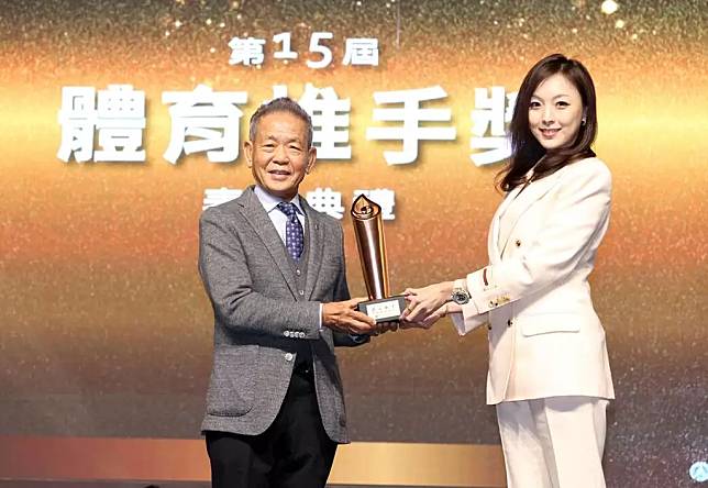 愛爾麗集團執行長劉怡萱(右)獲頒贊助類銅質獎。愛爾麗提供