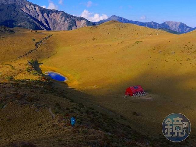 大水窟山屋就位在一個大水池旁。