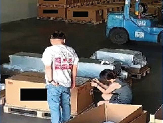 走私輝達晶片的涉案人在倉庫內改標、填報不實文件。（翻攝美國司法部官網）
