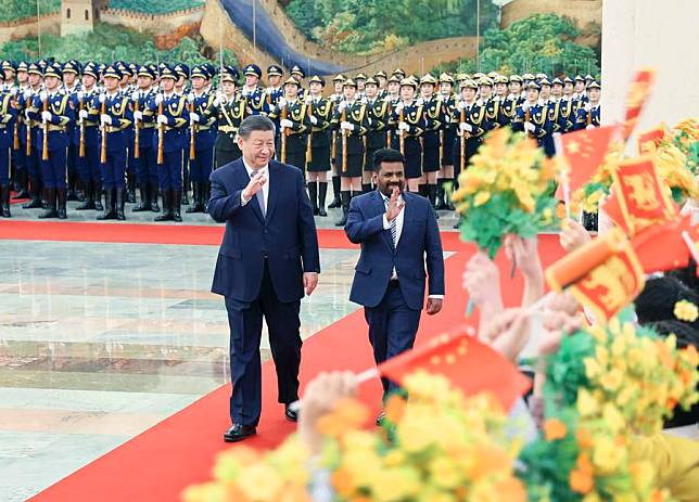 Chinese President Xi Jinping holds a welcome ceremony for Sri Lankan President Anura Kumara Dissanayake in the Northern Hall of the Great Hall of the People prior to their talks in Beijing, capital of China, Jan. 15, 2025. Xi held talks with Dissanayake, who is on a state visit to China, in Beijing on Wednesday. (Xinhua/Yao Dawei)