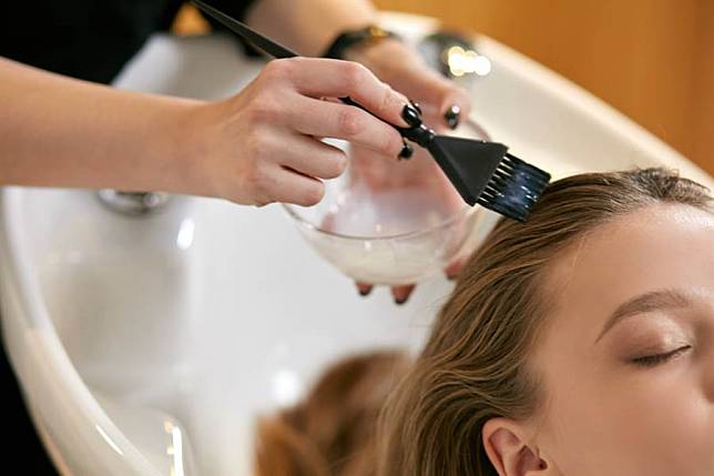一名女網友日前到台中某髮廊染髮，未料，店家失手將染料弄到她的頭皮與脖子，當下未主動告知，事後處理態度也超敷衍。（示意圖／Shutterstock）