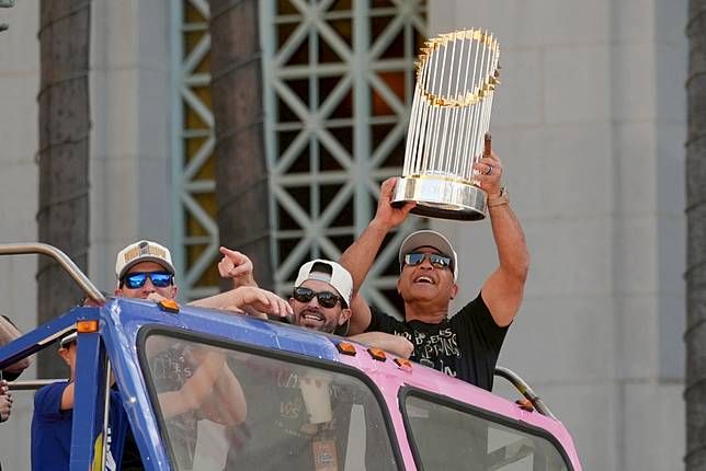 幫道奇奪下世界大賽冠軍的Dave Roberts，可望獲得一張MLB最高合約。（圖片來源 LINE TODAY：AP/達志影像)