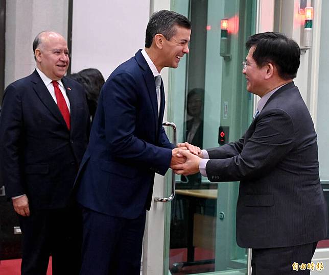 友邦巴拉圭總統貝尼亞(中)今晨率團抵台國是訪問，外交部長林佳龍(右)在桃園機場接機。(記者朱沛雄攝)