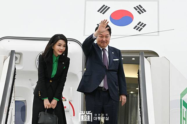 韓國第一夫人金建希(左)被指控私下接受商人餽贈迪奧 WOC 鏈條包。 圖：翻攝自青瓦台網頁
