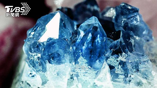 藍寶石簇被工人意外發現。（示意圖／shutterstock 達志影像）