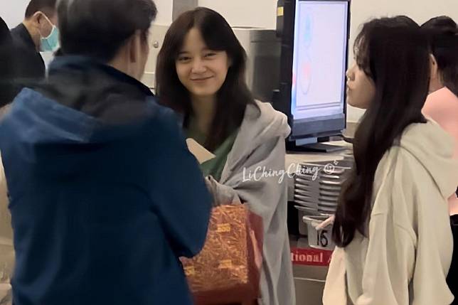 韓國女偶像金世正拿著「臺南四百」的吸睛提袋現身機場。（照片來源／網友提供，下同）