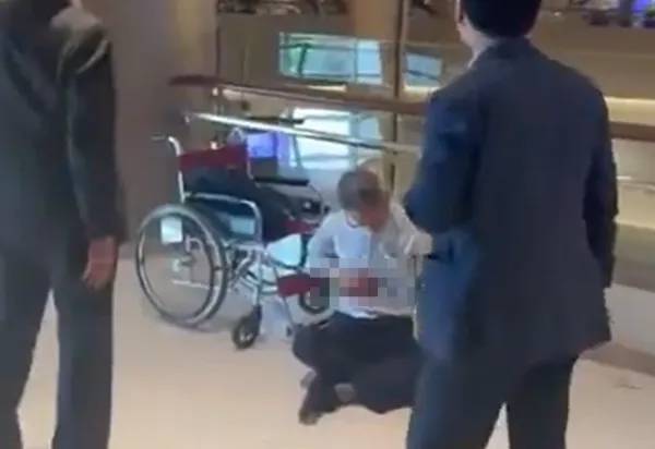 一名日本男子腹部中刀受傷。翻攝X@上海浦東無差別攻擊