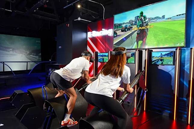 E-Racing 2.0，化身騎師，戴上VR裝置模擬 參加猶競速賽事！（圖片來源：官方圖片）