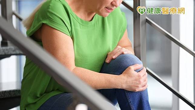 如果膝蓋長期有痠痛的問題，吳宛容中醫師建議可以強化大腿股四頭肌力，有助分散膝蓋所承載的壓力，緩解關節的不舒服症狀