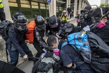 香港警察處理反送中、抗議《禁蒙面法》事件，被擯不當使用武力，在多數港人心中的信任度已經降到0！   圖：翻攝自香港警隊IG