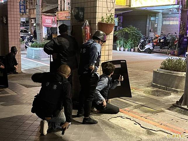 邱國隆與警方對峙。(記者王冠仁攝)