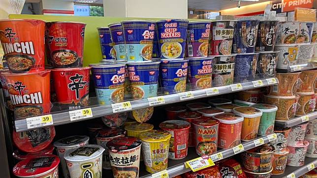 ▲7-11本周祭出日清豚骨湯味速食麵、能量飲、白米、泰國手工皂買一送一優惠。（圖／記者黃韻文攝）