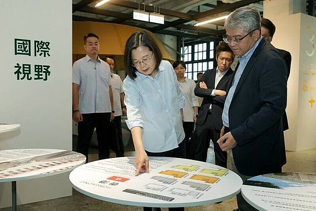 蔡英文總統今參觀台灣社會住宅展，了解我國居住運動的演變，及近年住宅政策執行成果。(圖由總統府提供)