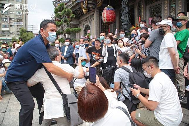 民進黨台北市長參選人陳時中20日前往萬華龍山寺參香祈福，遇到民眾抗議，事後該名民眾隨即被架離現場。（顏麟宇攝）