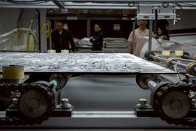 鴻躉公司與東鋐國際合作開發全自動的光電分解機台，可以調整刨除的力道更細緻地分類出可回收的材料，也可以降低人力處理成本，但回收技術較慢且造價不菲。（攝影／謝佩穎）