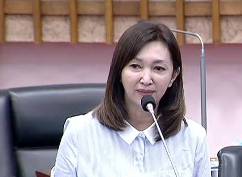 市議員李雨庭盼市府追蹤捷運小港林園線中央核定經費進度，如期推動相關工程，勿讓捷運到林園斷了線。（記者吳文欽翻攝）