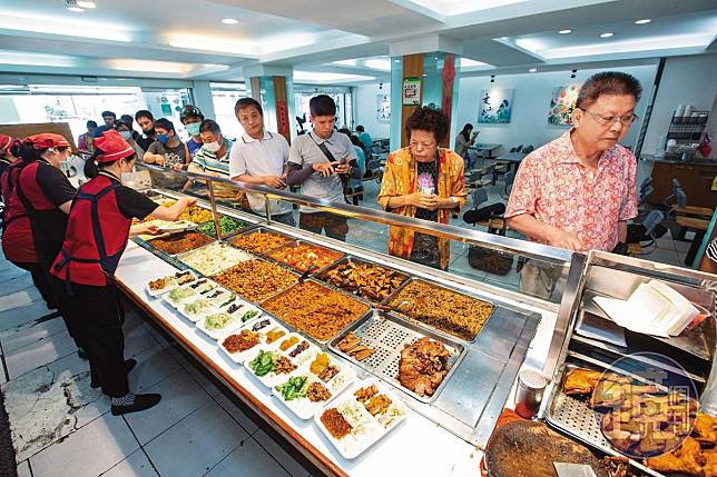 熱海排骨大王是花蓮第一家排骨飯，80年代首創16道配菜隨客挑選，被稱為花蓮鄉親的後廚房。