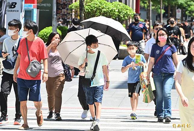 今日各地高溫普遍為32到34度，感受悶熱，其中屏東縣局部地區可能出現36度左右或以上高溫。(資料照)