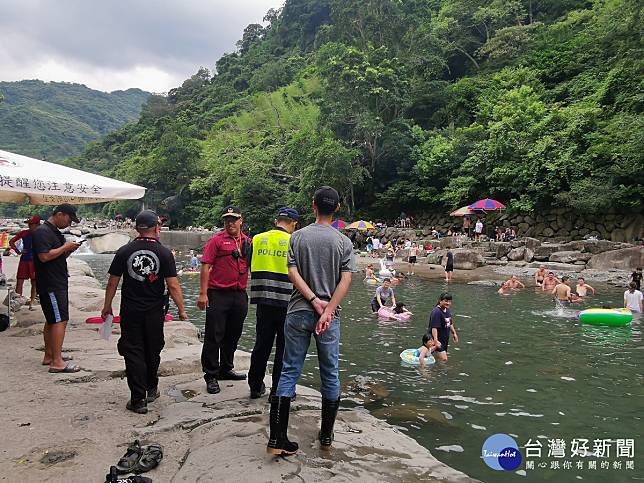 觀光旅遊局長楊宗珉呼籲，民眾從事水域遊憩活動前，請務必選擇安全的活動地點，且有合格救生員進駐的水域
