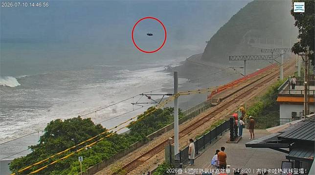 巴威逼近掀巨浪！多良車站驚現「鐵軌離譜直播」　畫面流出網全炸鍋：合法？