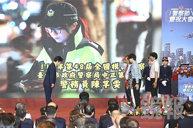 陳芊雯父母、丈夫領取全國模範警察獎章。董孟航攝