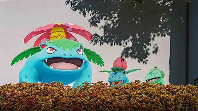 在靠近R7出口的牆面花圃，則有妙蛙家族在此開心融入園景。圖／Niantic提供