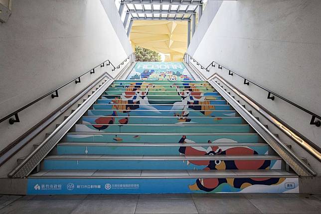 新竹市立動物園將於12/28重新開幕，火車站前後站地下道變身彩繪階梯迎接行人。   圖：新竹市政府／提供