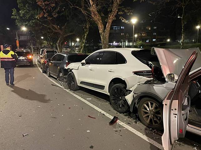 北市南港研究院路深夜發生奧迪Q3追撞保時捷Macan等名車的連環車禍。(記者姚岳宏翻攝)