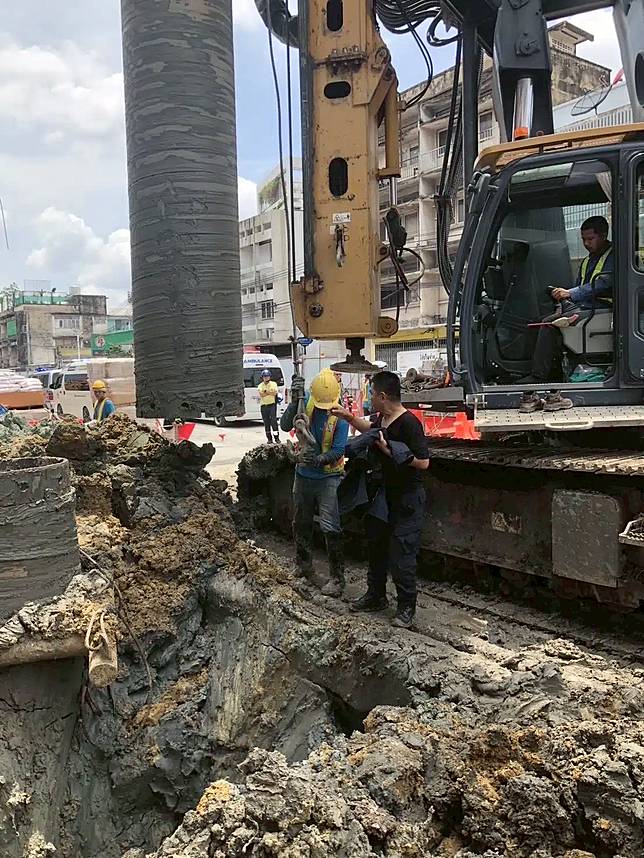 เกิดเหตุระทึกขวัญคนงานก่อสร้างโครงการรถไฟฟ้าใต้ดิน พลัดตกบ่อลึกกว่า 10 เมตร บริเวณถนนหลานหลวง ซอย 6 ดินปากบ่อเกิดถล่มทับร่างซ้ำ เจ้าหน้าที่มูลนิธิร่วมกตัญญูพร้อมทีมกู้ภัยทางสูงเร่งรุดช่วยเหลือชีวิตอย่างเร่งด่วน