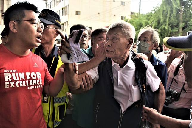 岸內里長陳盈利（圖中）高喊「說謊！說謊！」，激動衝上前要跟鹽水區長陳文琪理論。（記者翁聖權攝）