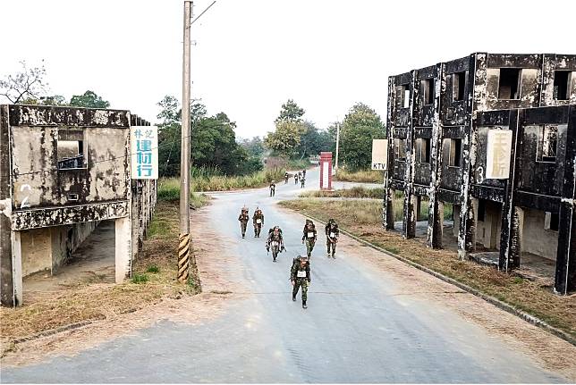 狙擊手負重行軍通過城鎮戰訓場，奮力在90分鐘內完成行軍鑑測。（記者黃庭攝）