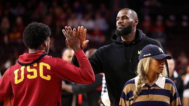 NBA／詹姆斯完成「父子同台」美夢！ 湖人55順位選進大兒子布朗尼 （圖／BBC）