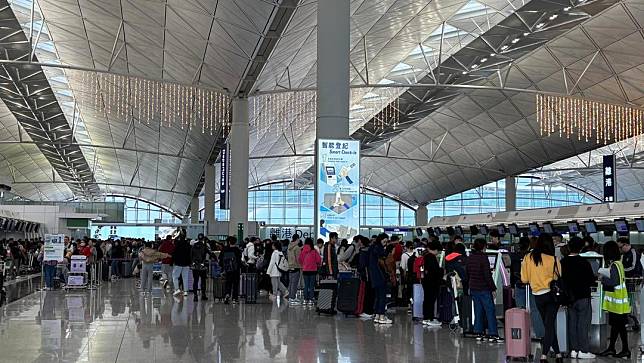 航空公司登機櫃位大批旅客等候　王詩雅攝