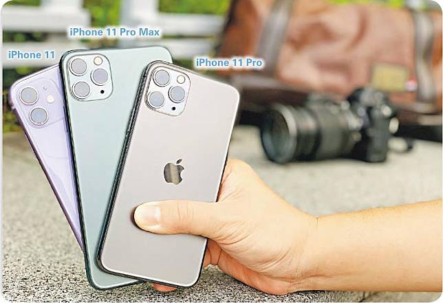 攝力提升——在今次推出的3款新機中，主相機同時新增13mm超廣角鏡頭，令入門級的iPhone 11（左）及高階的11 Pro（右）和11 Pro Max（中）在拍攝能力上齊齊提升。（蘇智鑫攝）