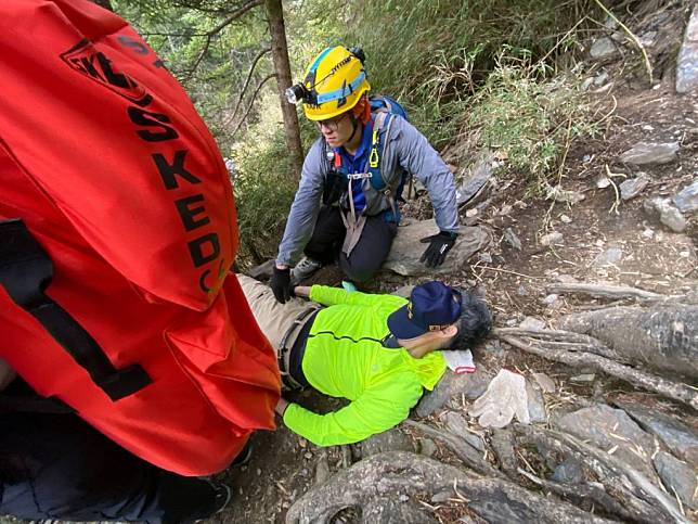 搜救人員抵達事故現場時，發現登山客右太陽穴流血、胸塌已明顯死亡。（記者張翔翻攝）