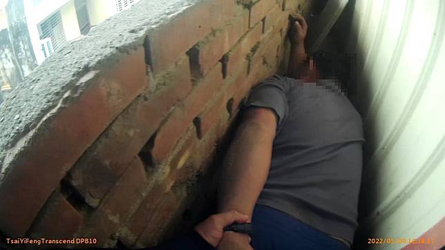 通緝男躲在窄道仍被警逮捕。（記者陸瓊娟翻攝）