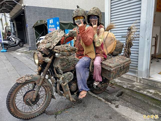 台中市民王文宗(左)騎著猶如海神改裝的復古機車到南投遊玩，懷舊鏽蝕又華麗的裝飾，成為街頭亮點。(記者劉濱銓攝)