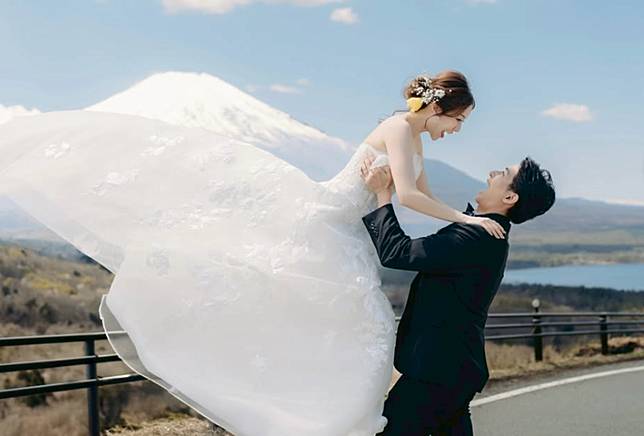 陳天仁（左）與河村一樹在富士山美景前拍攝婚紗照。翻攝IG @yishu_kazuki