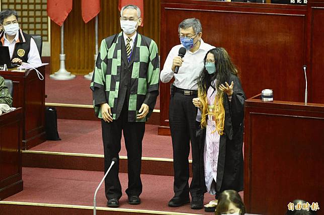 台北市議員郭昭巖(右)今日在議會質詢時，扮成「鬼滅之刃彌豆子」的造型，希望市長柯文哲能儘力推廣台北熊好券。(記者叢昌瑾攝)