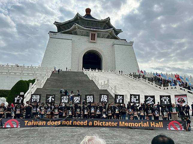 民團今（10/30）赴中正紀念堂前舉「台灣不需要獨裁者紀念堂」標語表達訴求。翻攝臉書